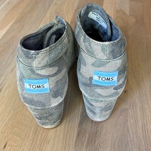 Tom's camo wedges 8.5
